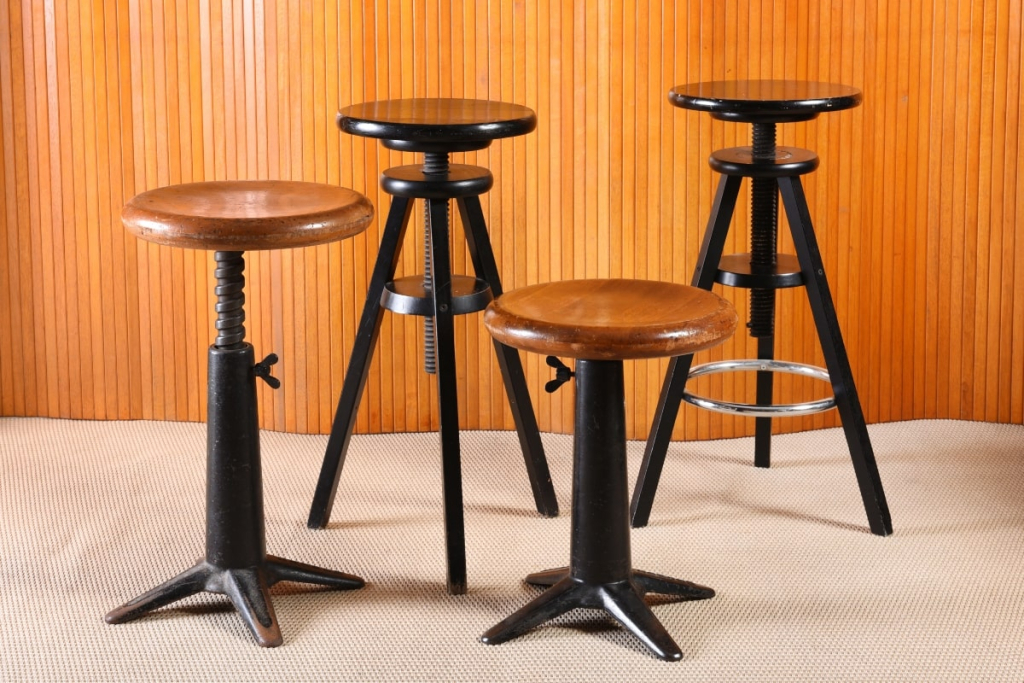 Adjusting Stools Health Benefits of Using an Adjustable Stool at Work | ARTEIL
