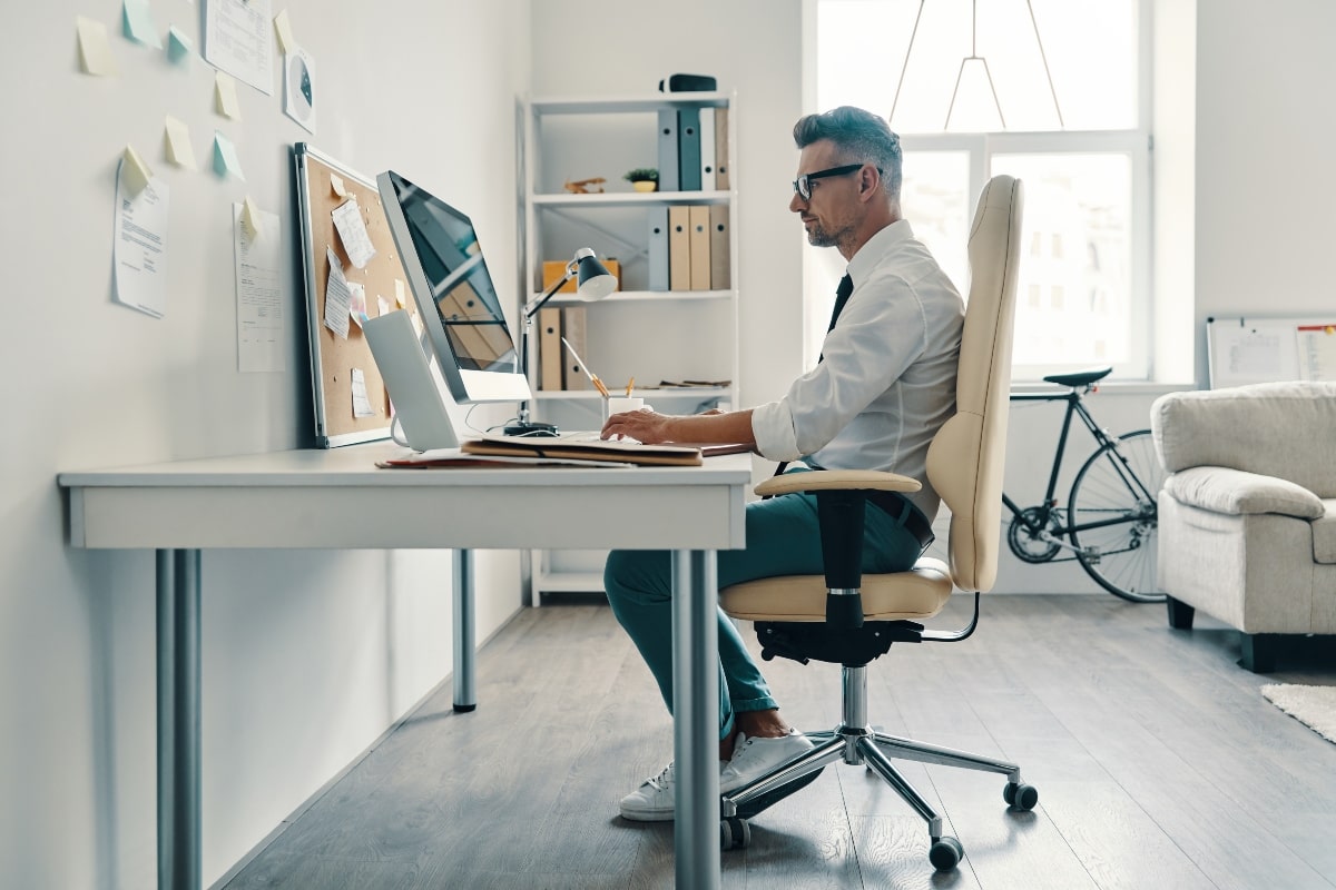 What is the benefit of an ergonomic footrest in the office? - Santergo